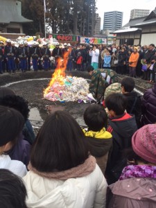 宮司さんによる火入れです。