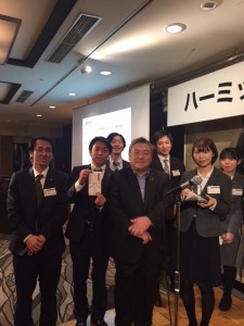 取引先の社長と記念撮影の様子。