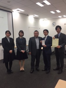 空室率１％を切り表彰された様子